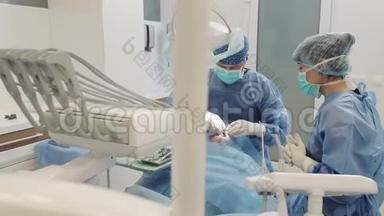 两<strong>名医</strong>生和病人坐在牙科诊所的椅子上